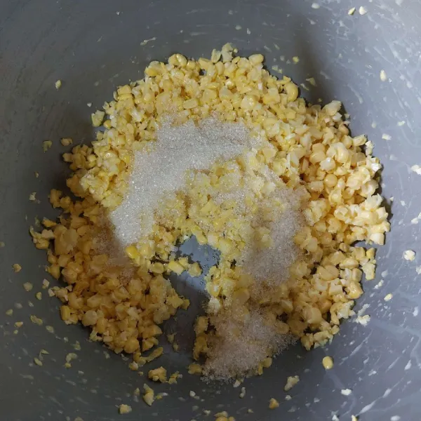 Campur jagung pipil dengan gula, garam dan vanili, aduk rata.