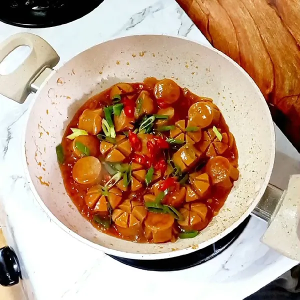 Jika sudah matang masukkan daun bawang dan cabe merah, aduk rata dan sosis saus asam manis pun siap di sajikan, selamat mencoba 🤗