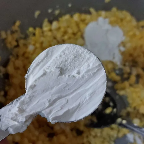 Tambahkan tepung pati jagung, aduk.