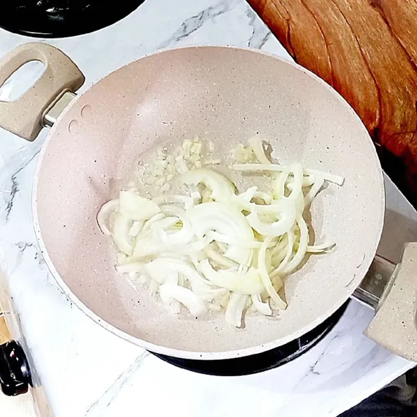 Panaskan sedikit minyak kemudian tumis bawang putih dan bawang bombay hingga harum.