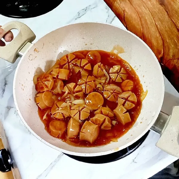 Koreksi rasa kemudian masak hingga matang dan bumbu meresap.