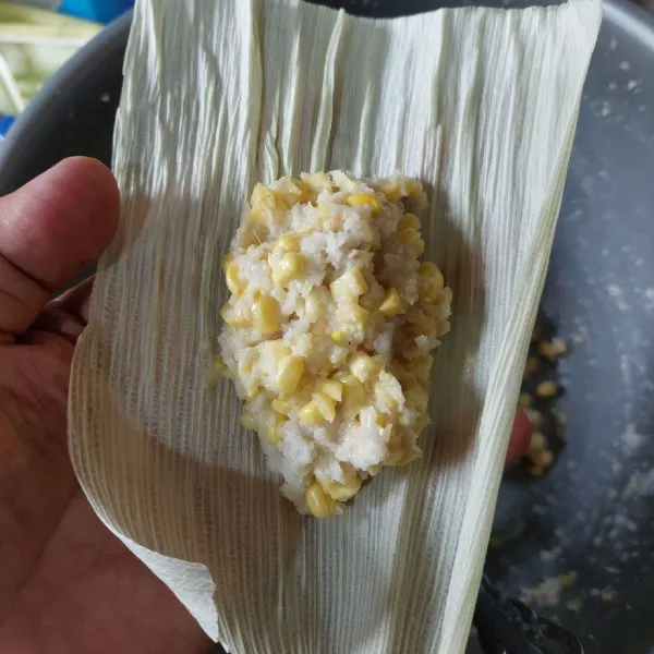 Ambil adonan 1 sdm munjung, bungkus dengan kulit jagung, lakukan sampai habis.
