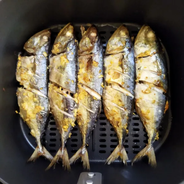 Selanjutnya oles rata ikan dengan minyak goreng, lalu panggang di airfryer suhu 180°C selama 10 menit, atau hingga setengah matang.