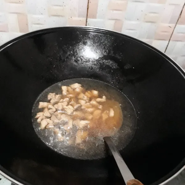 Tambahkan air, masak hingga mendidih.