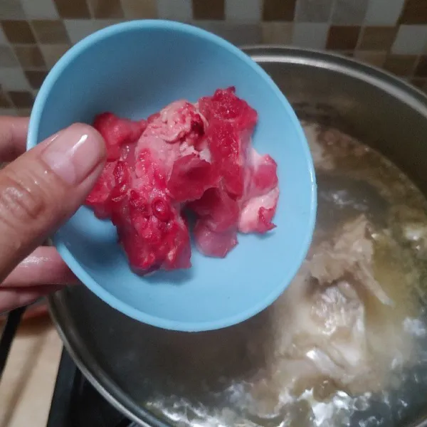 Rebus kaki sapi sampai mendidih, lalu masukkan bawang putih gerpek dan daging sapi. Tunggu sampai sumsumnya keluar dan daging empuk.