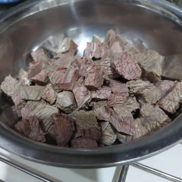 Rebus daging hingga setengah empuk, sisihkan kaldunya, potong daging sesuai selera.