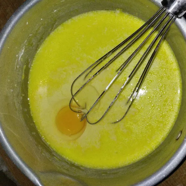 Tambahkan 1 butir telur, aduk lagi hingga rata, masukkan adonan kremes ke dalam botol yang sudah di beri 3 lubang.