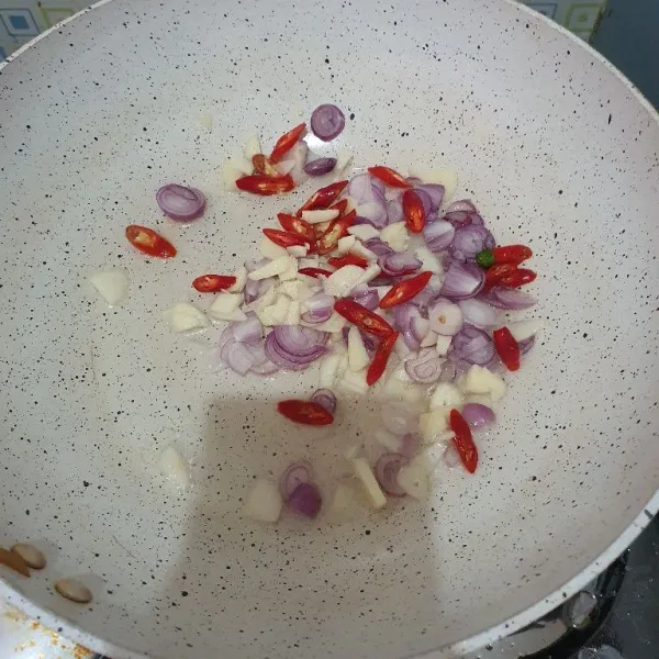 Tumis bawang merah, bawang putih, dan cabe sampe harum.