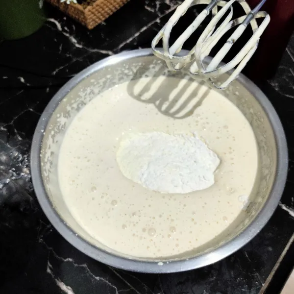 Masukkan tepung, susu bubuk dan baking powder, mixer kembali hingga tercampur rata.