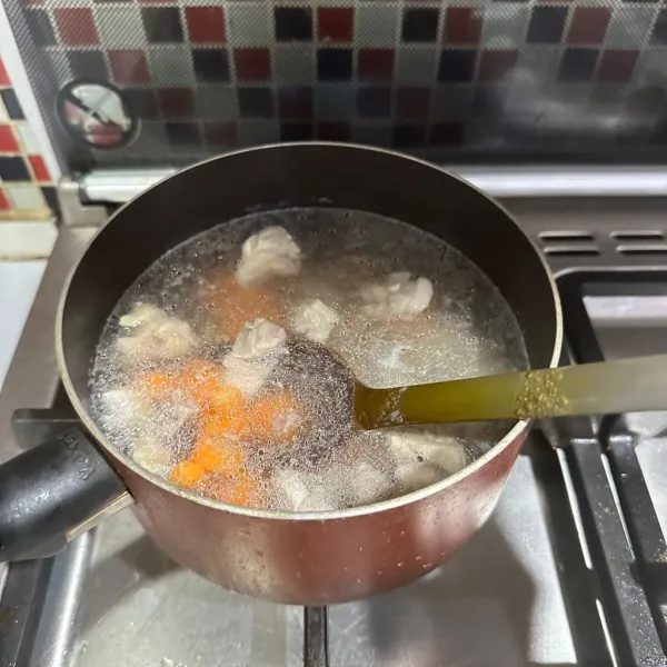 Masukkan potongan wortel dan kentang, biarkan matang.