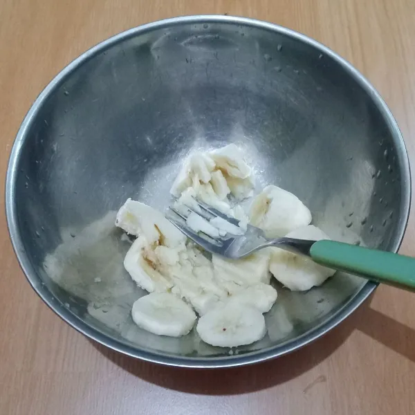 Lumatkan pisang dengan garpu.