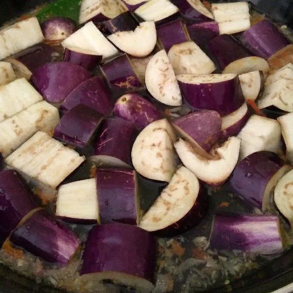 Masukkan terong ungu dan masak hingga empuk.