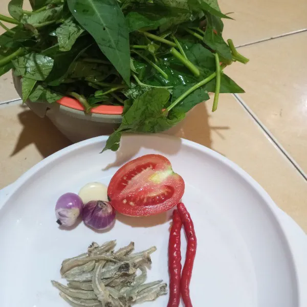 Siapkan bahan-bahan yang ingin digunakan. Potong-potong hingga cuci bersih kangkung. Serta cabe, bawang dan tomat.