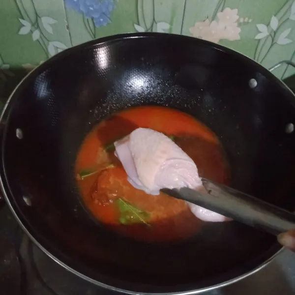 Masukkan ayam masak hingga berubah warna.