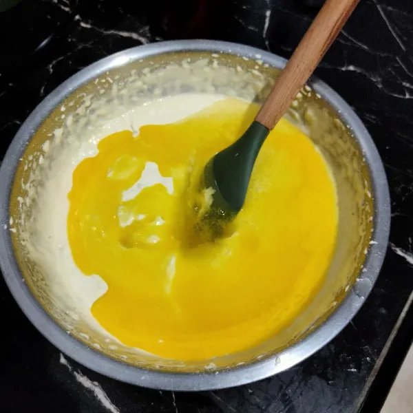 Masukkan margarin cair aduk lipat dengan menggunakan spatula hingga tercampur rata.