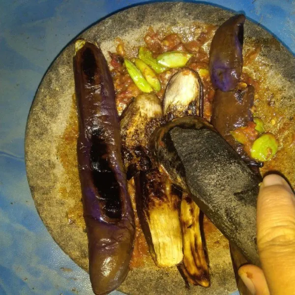 Terakhir penyet terong bakar diatas sambal petai. Siap disajikan.