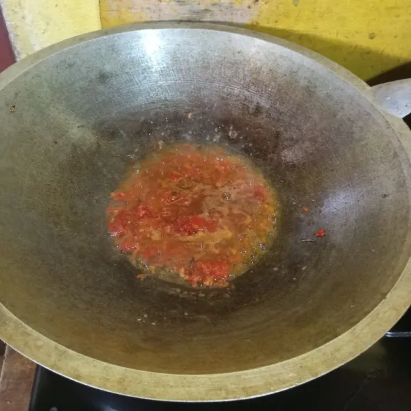 Siapkan wajan yang berisi minyak hidupkan kompor tumis bahan yang sudah dihaluskan. Tumis hingga matang dan harum tambahkan gula serta msg.