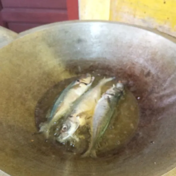 Selanjutnya hidupkan kompor panaskan wajan yang berisi minyak, jika sudah panas masukkan ikan sarden. Goreng hingga garing/warnanya kecoklatan.
