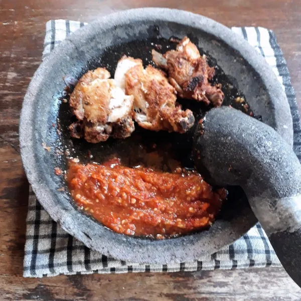 Penyet ayam goreng. Sajikan dengan sambal tomat dan terong goreng.