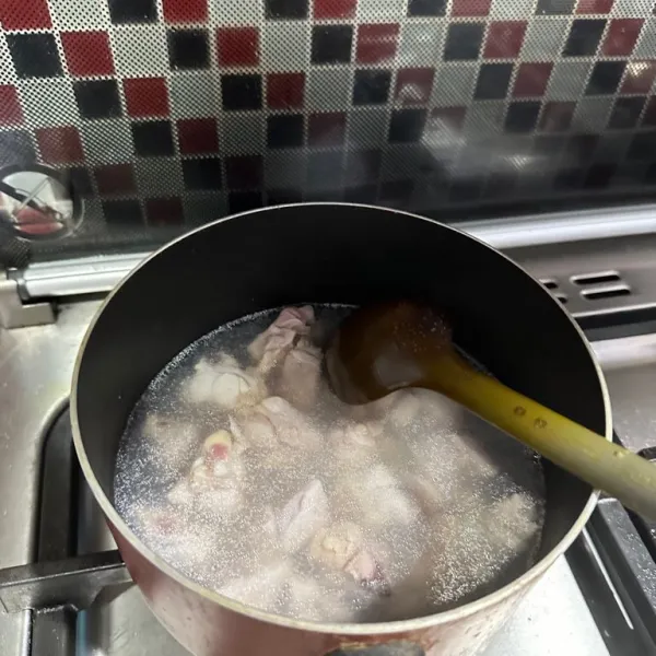 Rebus sebentar dan buang air kotornya potongan fillet paha ayam.