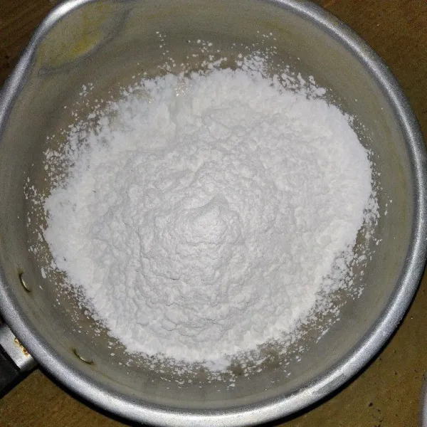 Campur maizena, baking powder dan tepung sagu hingga rata.