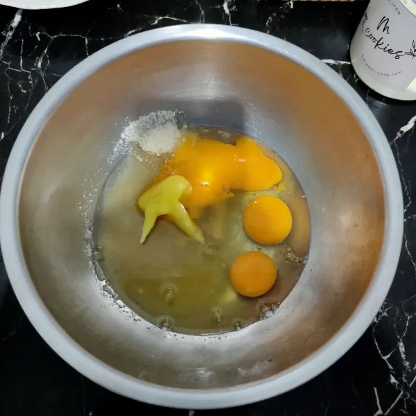 Mixer telur, gula, SP dan vanilla cair hingga mengembang putih berjejak.