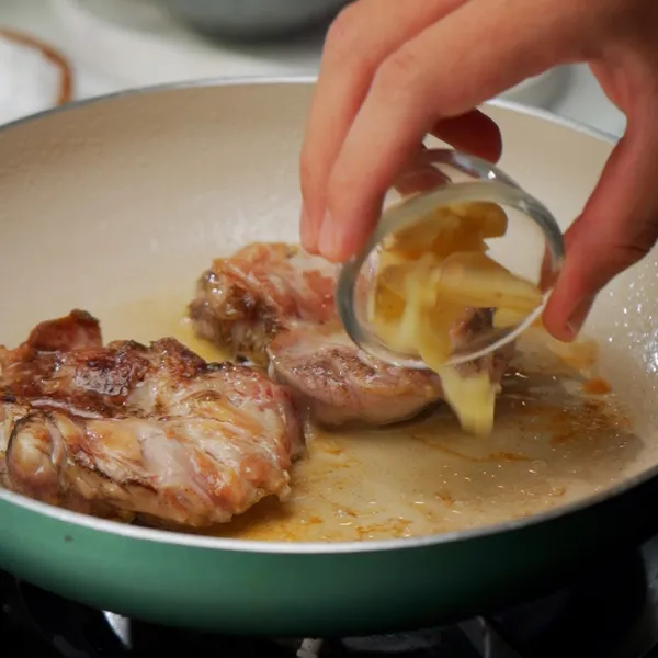 Tambahkan mentega, bawang putih, dan rosemary, masak hingga matang, sisihkan