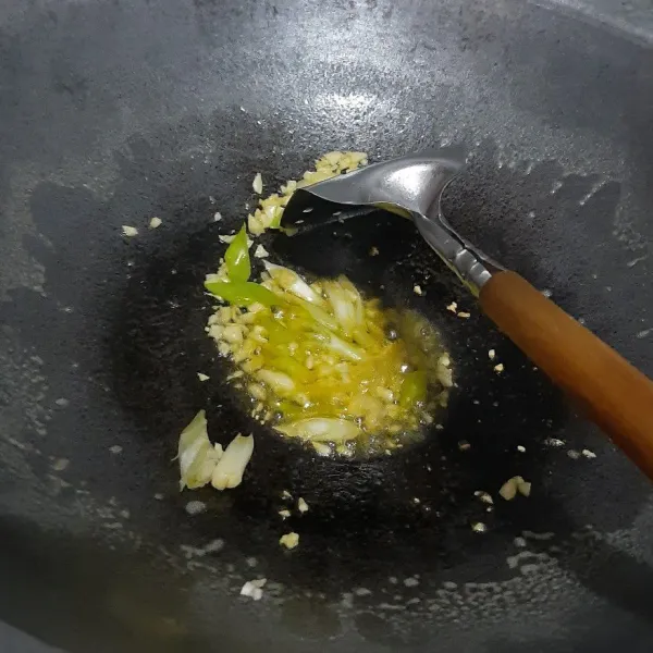 Siapkan wajan, panaskan margarin, masukan bawang putih dan bawang pre sebagian saja. Tumis hingga harum