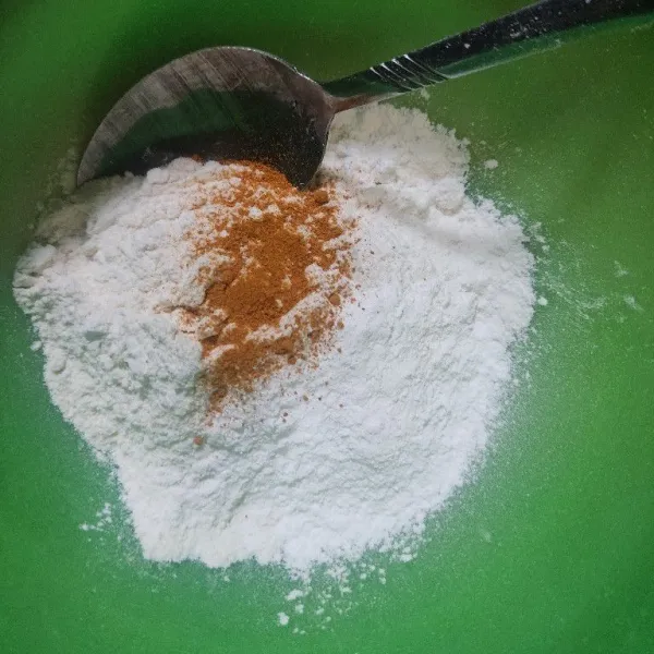 Campur tepung terigu, tepung beras, baking powder, garam dan kunyit bubuk, aduk rata.