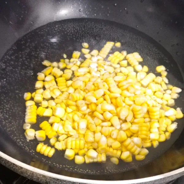 Rebus jagung manis dengan segelas air 10 menit.