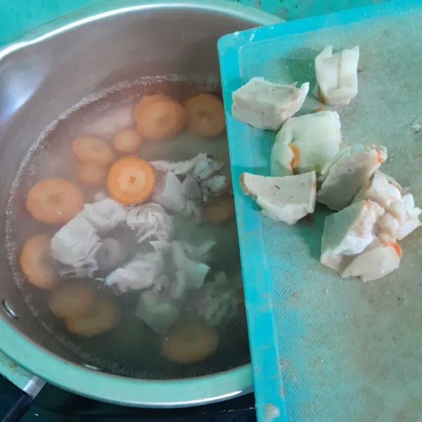 Tambahkan potongan siomay.