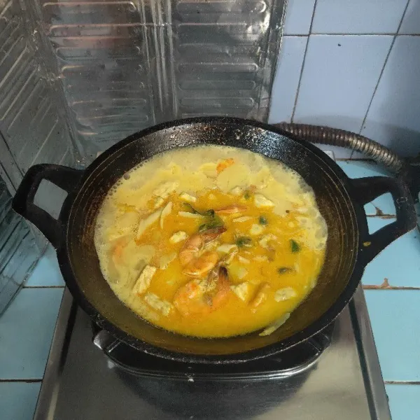 Masak hingga matang. Koreksi rasanya, siap disajikan.