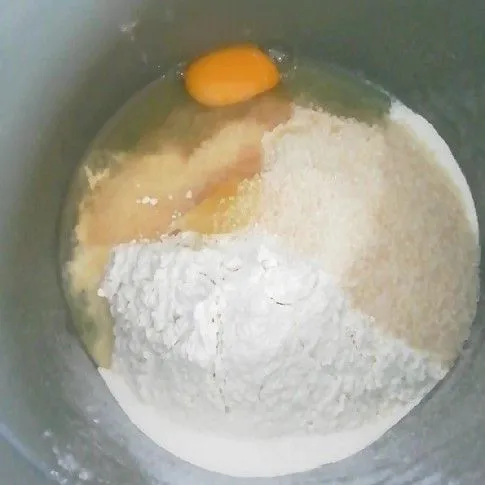 Masukan tepung terigu, gula, SP, telur dan vanili kedalam wadah.