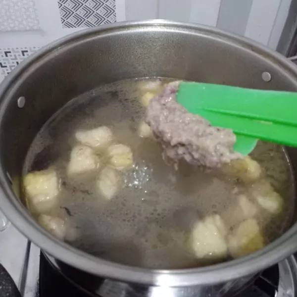 Setelah empuk, masukkan kentang dan juga bumbu halus yang sudah ditumis terlebih dahulu. Aduk rata dan masak dengan api kecil hingga kentang empuk.