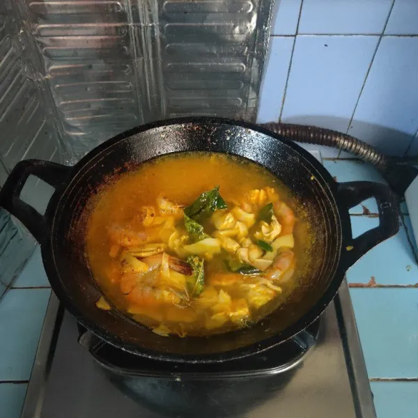 Tuang air, masak hingga mendidih.