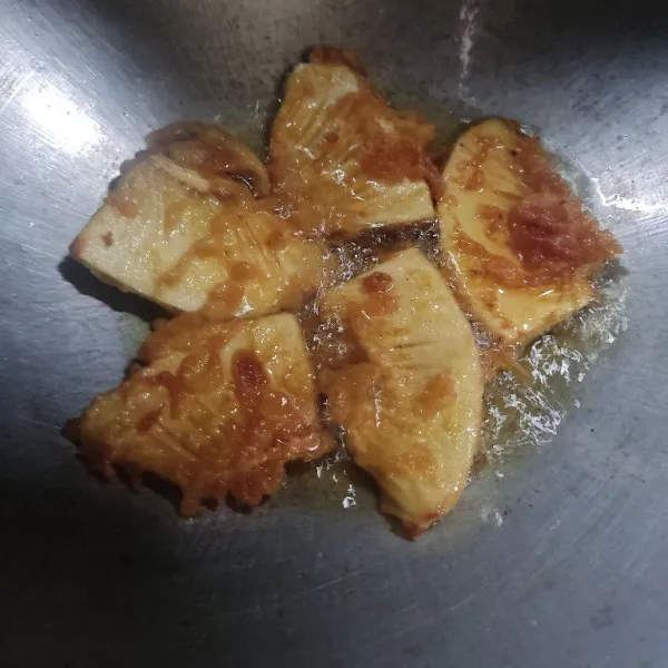 Goreng hingga golden brown, angkat dan sajikan dengan sambal terasi untuk cocolan nya.