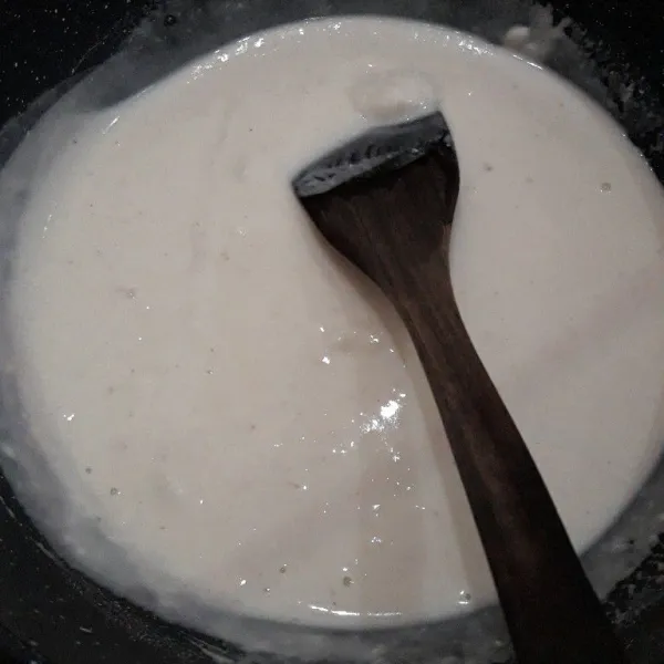 Buat ciloknya terlebih dulu. Campurkan tepung terigu, kaldu bubuk, lada bubuk, bawang putih halus, garam dan air. Aduk rata.