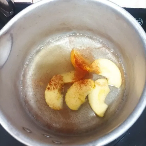 Masak apel bersama air gula dan kayu manis sampai apel lunak, kemudian dinginkan.