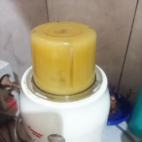 Blender apel beserta air rebusan hingga halus.