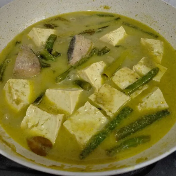 Koreksi rasa masak hingga kuah mengental.