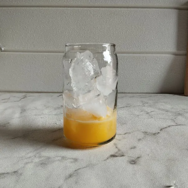 Tuang sirup orange kedalam gelas, tambahkan es batu.