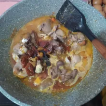 Tuang air, beri garam, kaldu bubuk, gula merah dan kecap manis. Aduk rata.