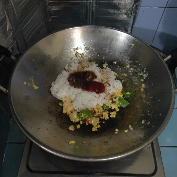 Masukkan nasi, saus tiram, saus gochujang, kecap asin, kaldu bubuk dan gula. Aduk kembali hingga tercampur rata.