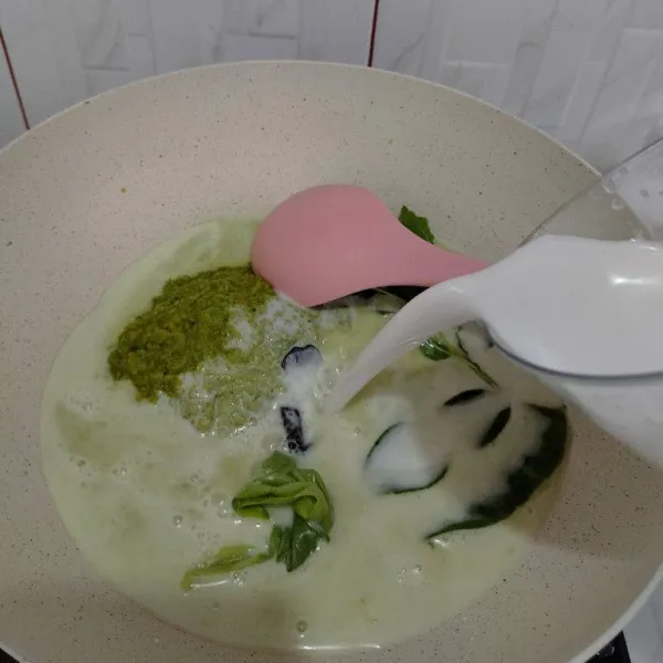 Tambahkan santan aduk hingga rata masak hingga mendidih sambil diaduk terus.