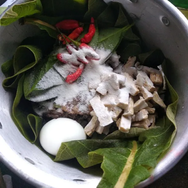 Tata dari rebusan jantung pisang dan takokak, bumbu halus, telur rebus, tempe, cabai rawit merah dan santan bubuk, lengkuas, daun salam.