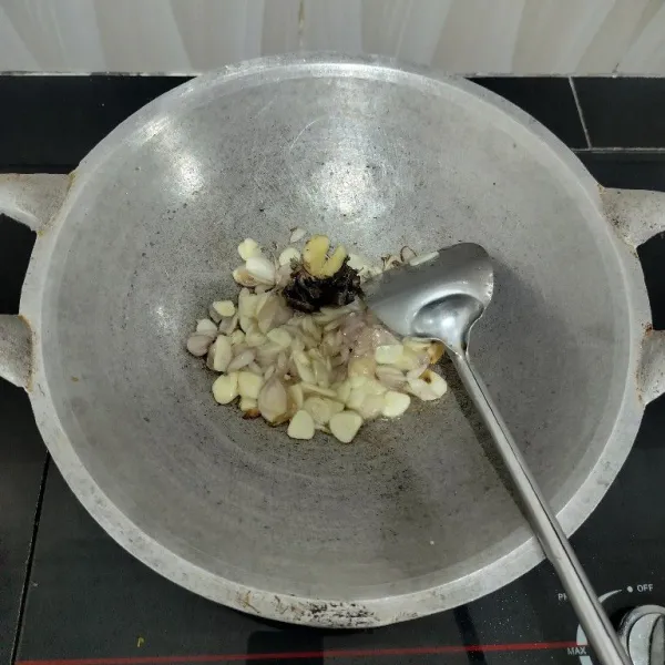 Panaskan minyak secukupnya. Tumis bawang merah, bawang putih, dan lengkuas hingga harum.