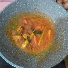 Haluskan bumbu halus. Tumis hingga matang. Masukkan cabe rawit, serai, daun salam, daun jeruk, lengkuas dan jahe geprek.