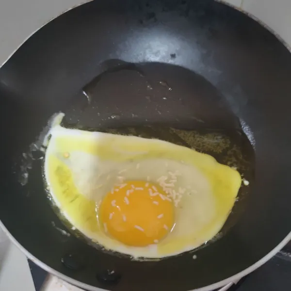 Membuat bahan pelengkap, ceplok telur, hingga setengah matang.