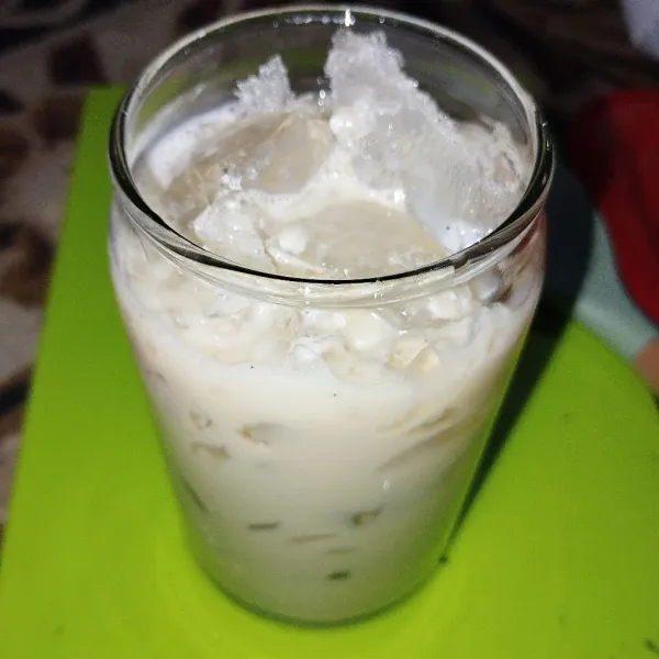 Siapkan es batu didalam gelas saji, tuang roasted milk tea