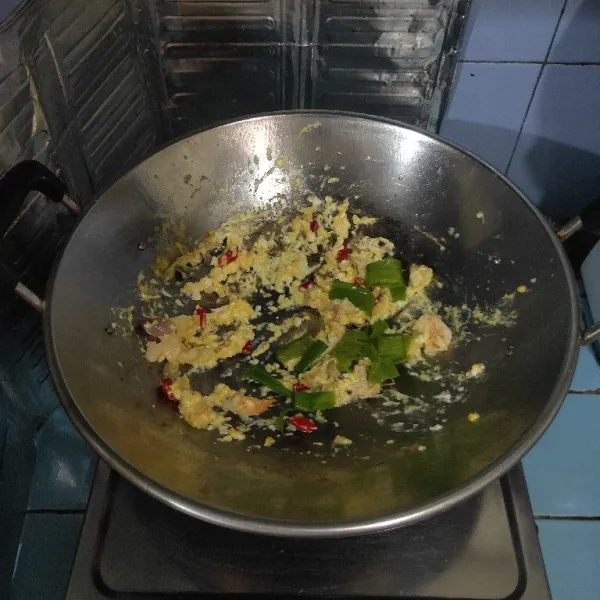 Masukkan irisan daun pokcoy. Aduk rata.